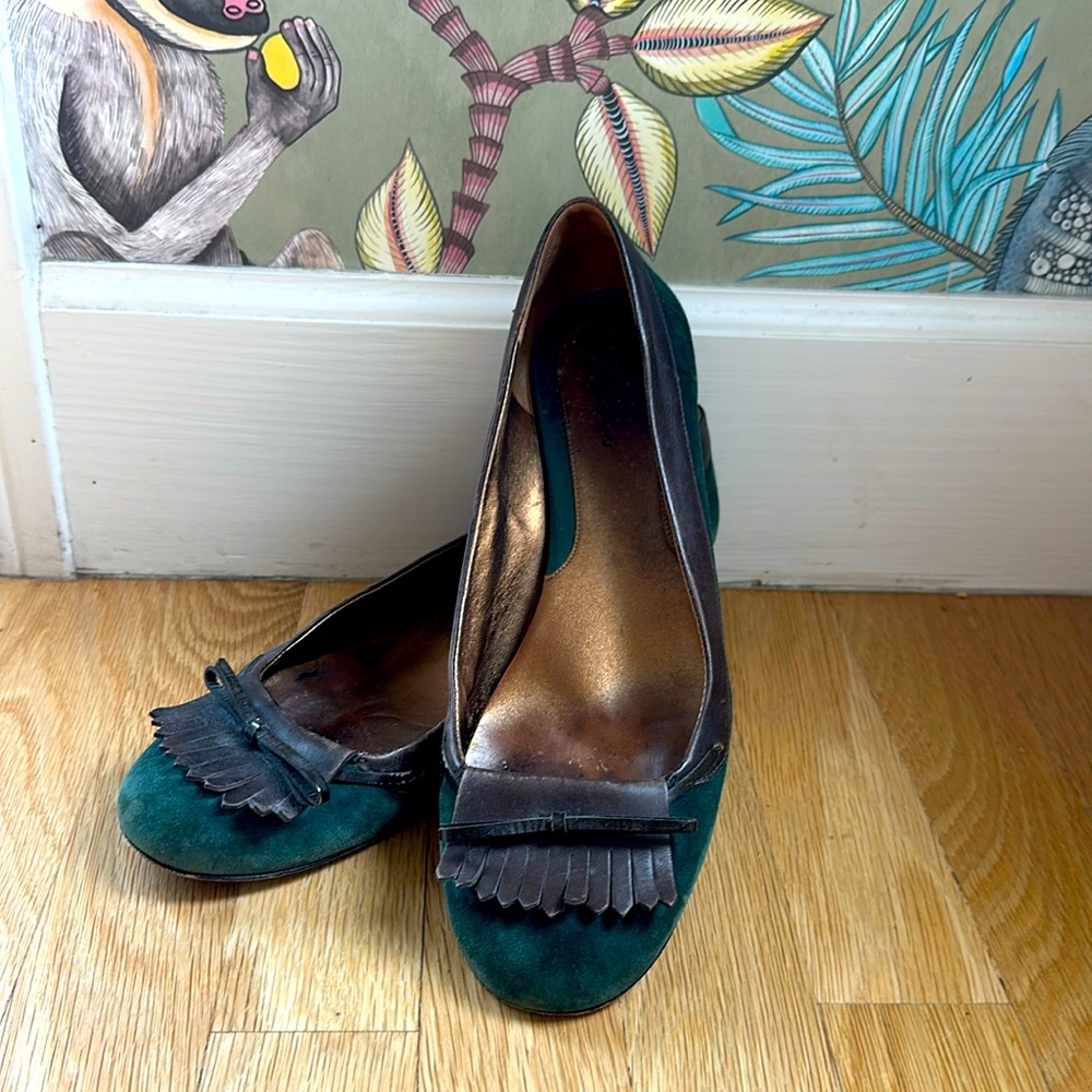 Suede low wedge shoes